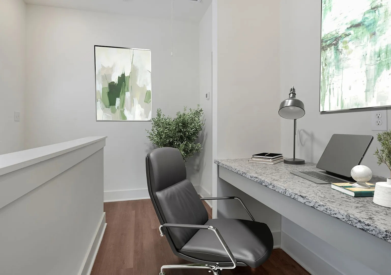 Upscale single family home with fenced backyard! — Photo 4