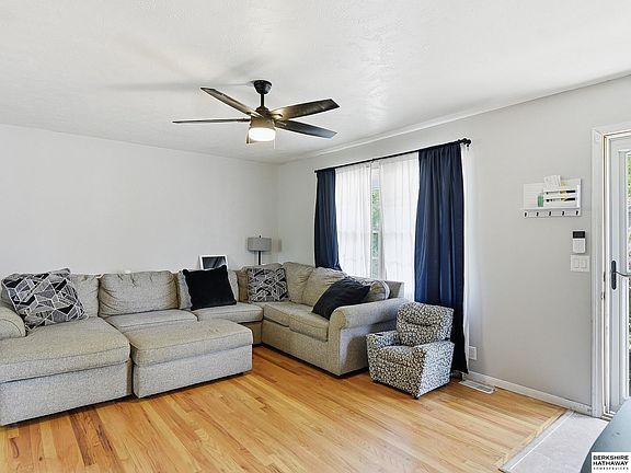 3rd image of 9818 Pratt St