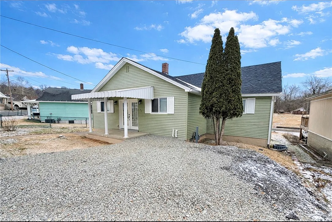 208 Brown St photo 1