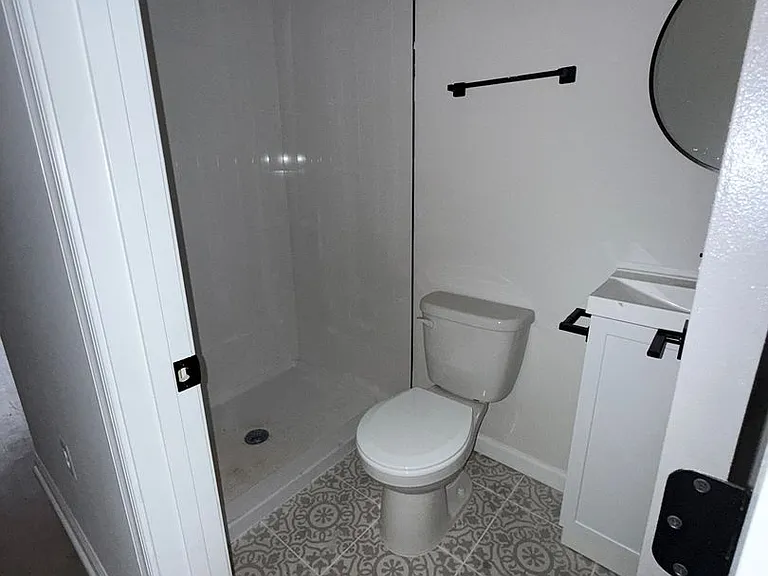 1811 N Dukeland St — Photo 5