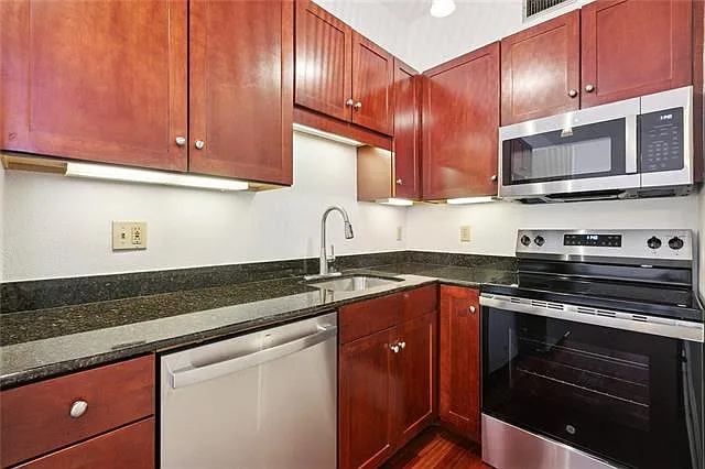 2 bed, 1.5 bath, 904 sqft, $1,850 — Photo 4