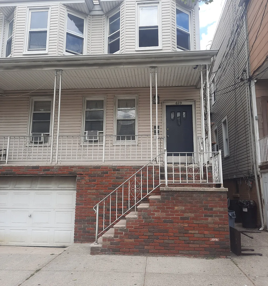 3 bed, $2,000 — Photo 1