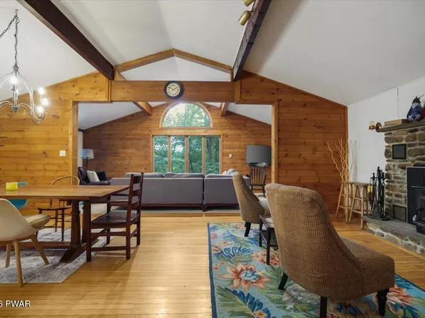 211 Waterview Dr, Hawley, PA 18428