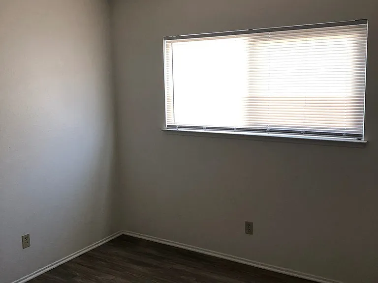 1100 N Mooney Blvd — Photo 8