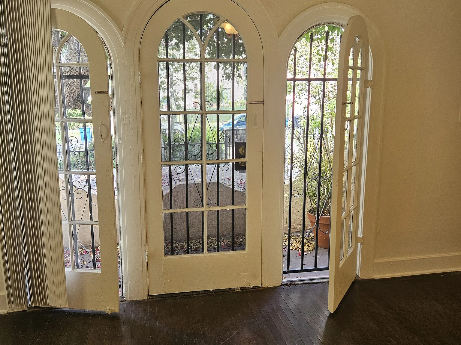 228 S Catalina St — Photo 2
