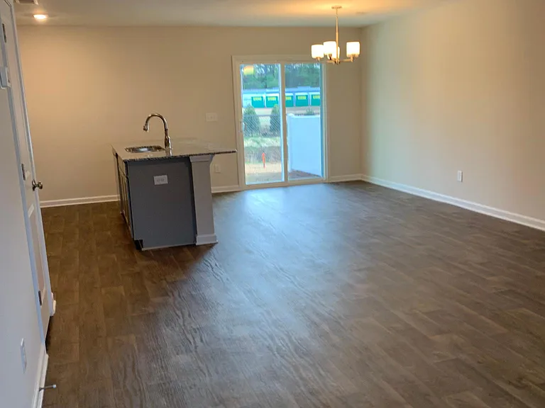 709 Dewitt Dr — Photo 2