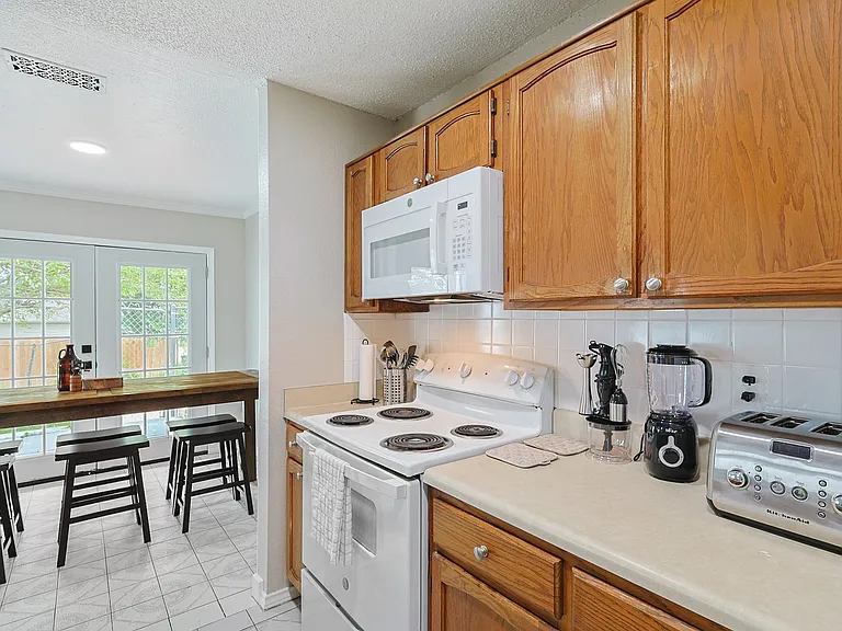 Full kitchen - fully stocked kitchen with appliances and cooking essentials.