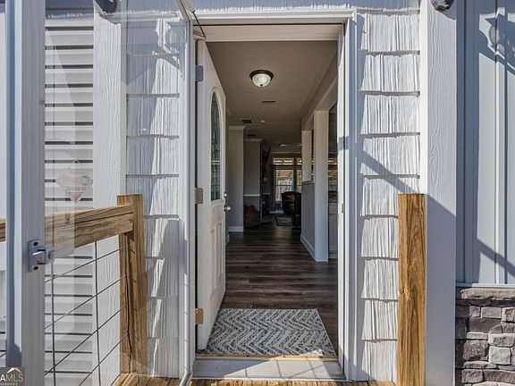 3rd image of 869 Simmons Rd