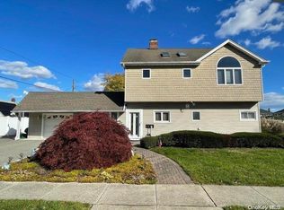 7 Wisp Ln, Wantagh, NY 11793