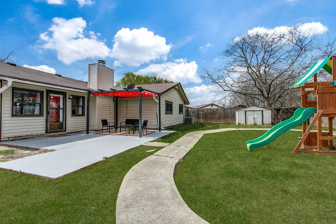 3 bed, 2.0 bath, 1570 sqft, $1,850 — Photo 2