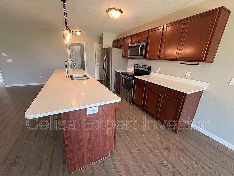 4 bed, 2.0 bath, 1652 sqft, $2,100 — Photo 3