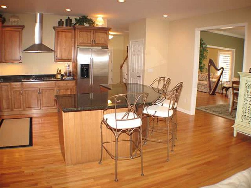 3rd image of 376 WILTON Road
