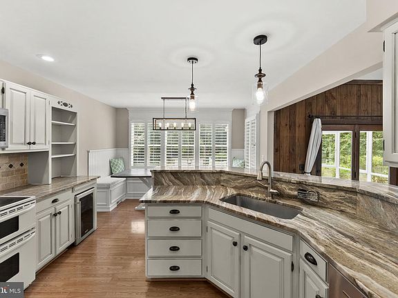 3rd image of 21291 Smokehouse Ct