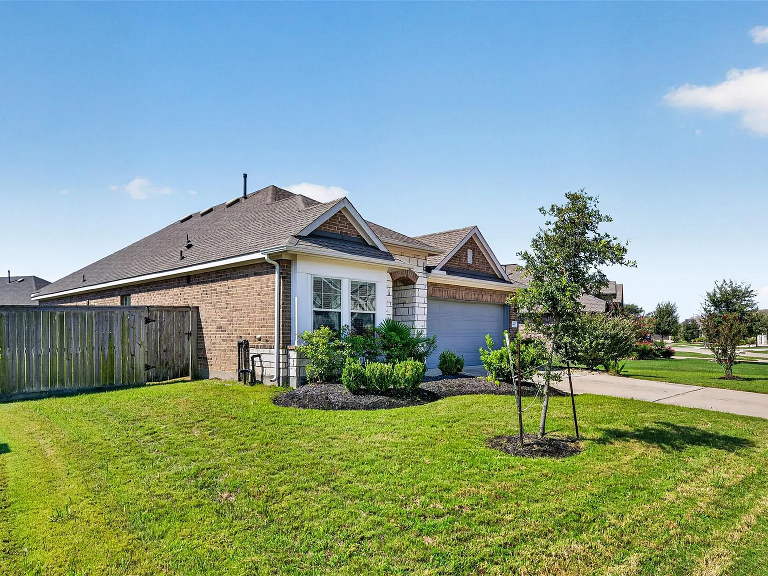 3 bed, 2.0 bath, 2141 sqft, $2,450 — Photo 4