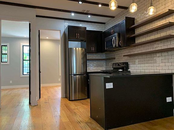2nd image of 146 Bedford Ave #1