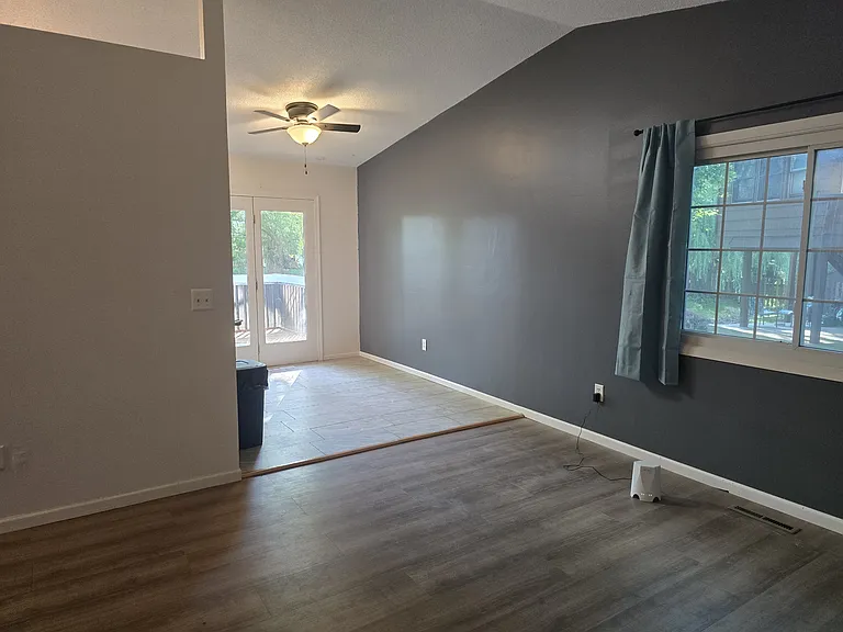 1043 Eastview Cir — Photo 14