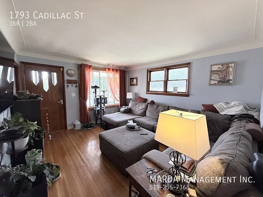 Spacious 3 Bed/2 Bath Home- Finished Basement-East Windsor + Utilities — Photo 4