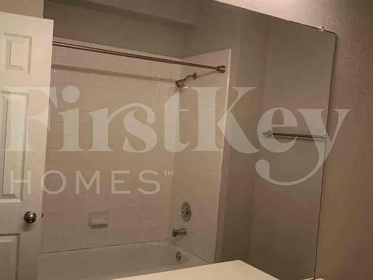 1933 Cochran Dr — Photo 18