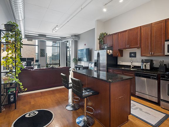 2nd image of 740 W Fulton St APT 1212