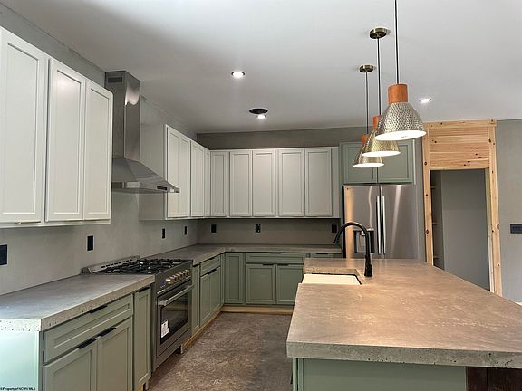 3rd image of 205 Venice Pl