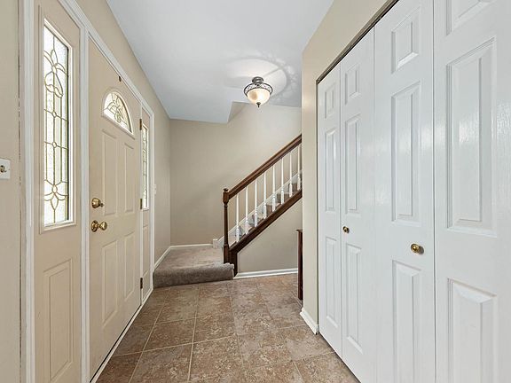 3rd image of 487 Newport Dr