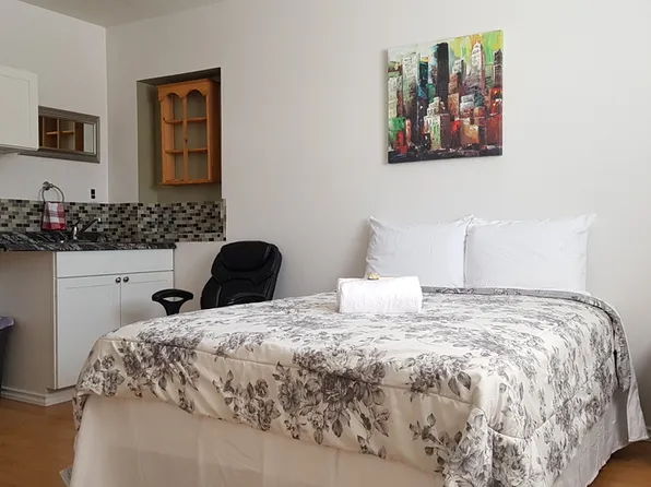 22130 Stony Plain Rd NW #1A, Edmonton, AB T5S 2C3