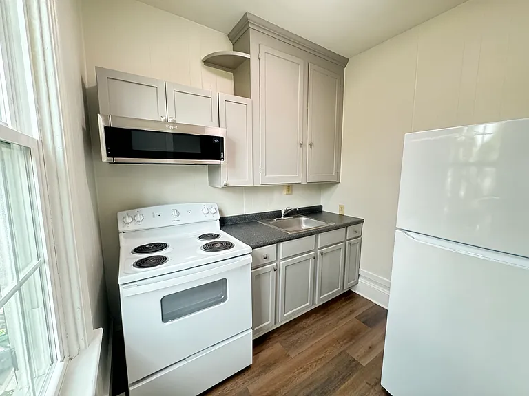 120 E Market St #3 — Photo 2