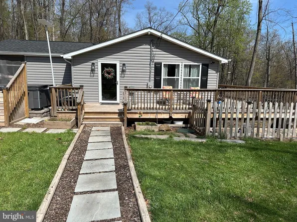 3147 Mountain Lake Rd, Hedgesville, WV 25427