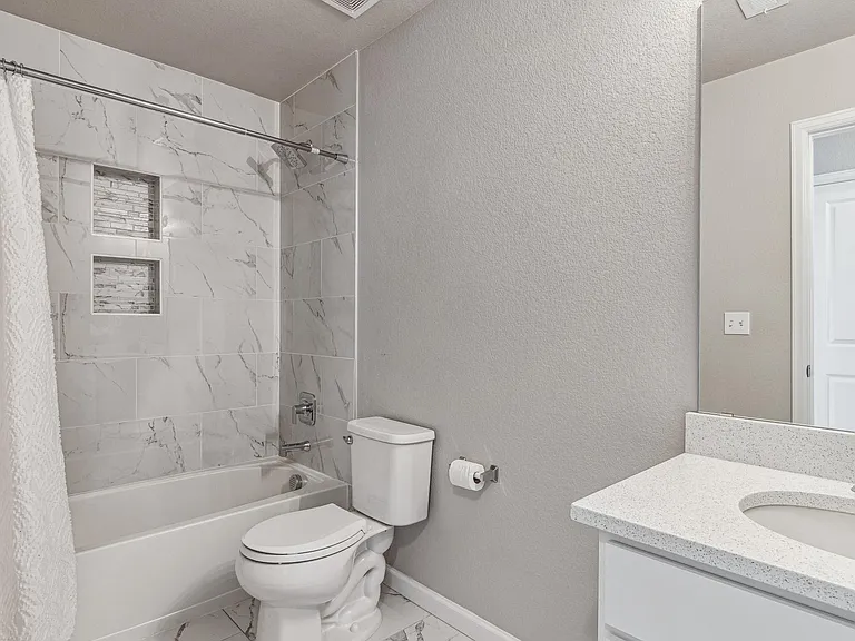 Upstairs full bathroom