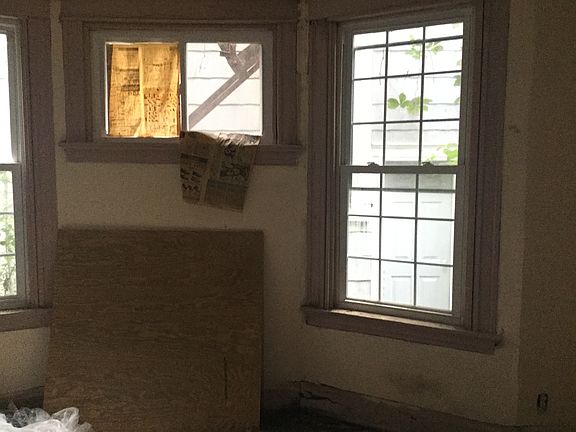 3rd image of 1042 Winfield Ave