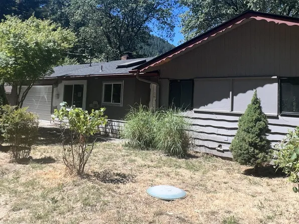 344 Peckerwood Ln, Grants Pass, OR 97527