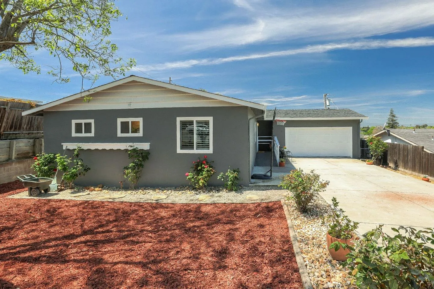 483 McCovey Ln photo 1