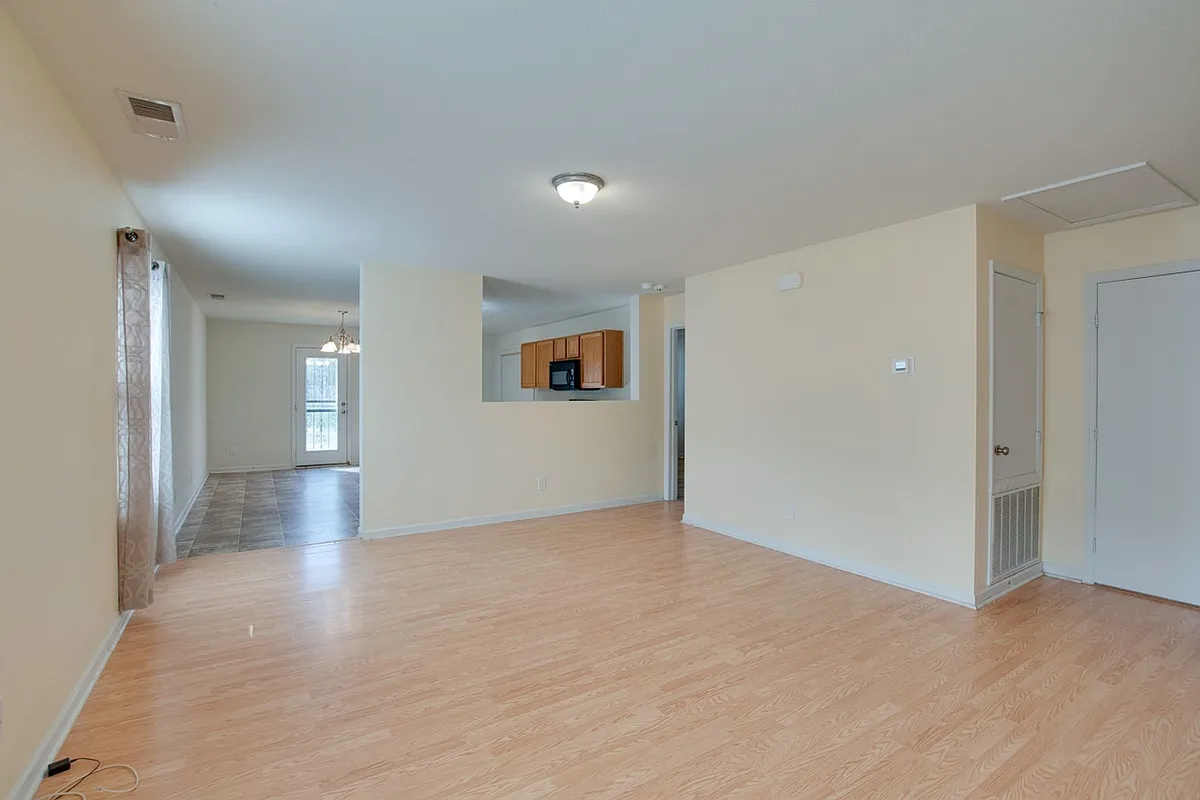 Building Photo - 198 Cloverbrook Dr