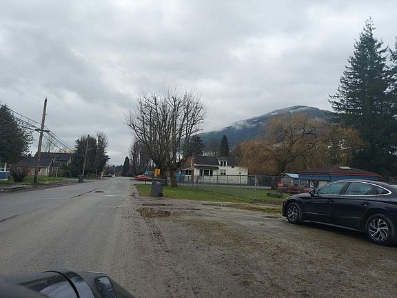 5th image of 684 Maple St