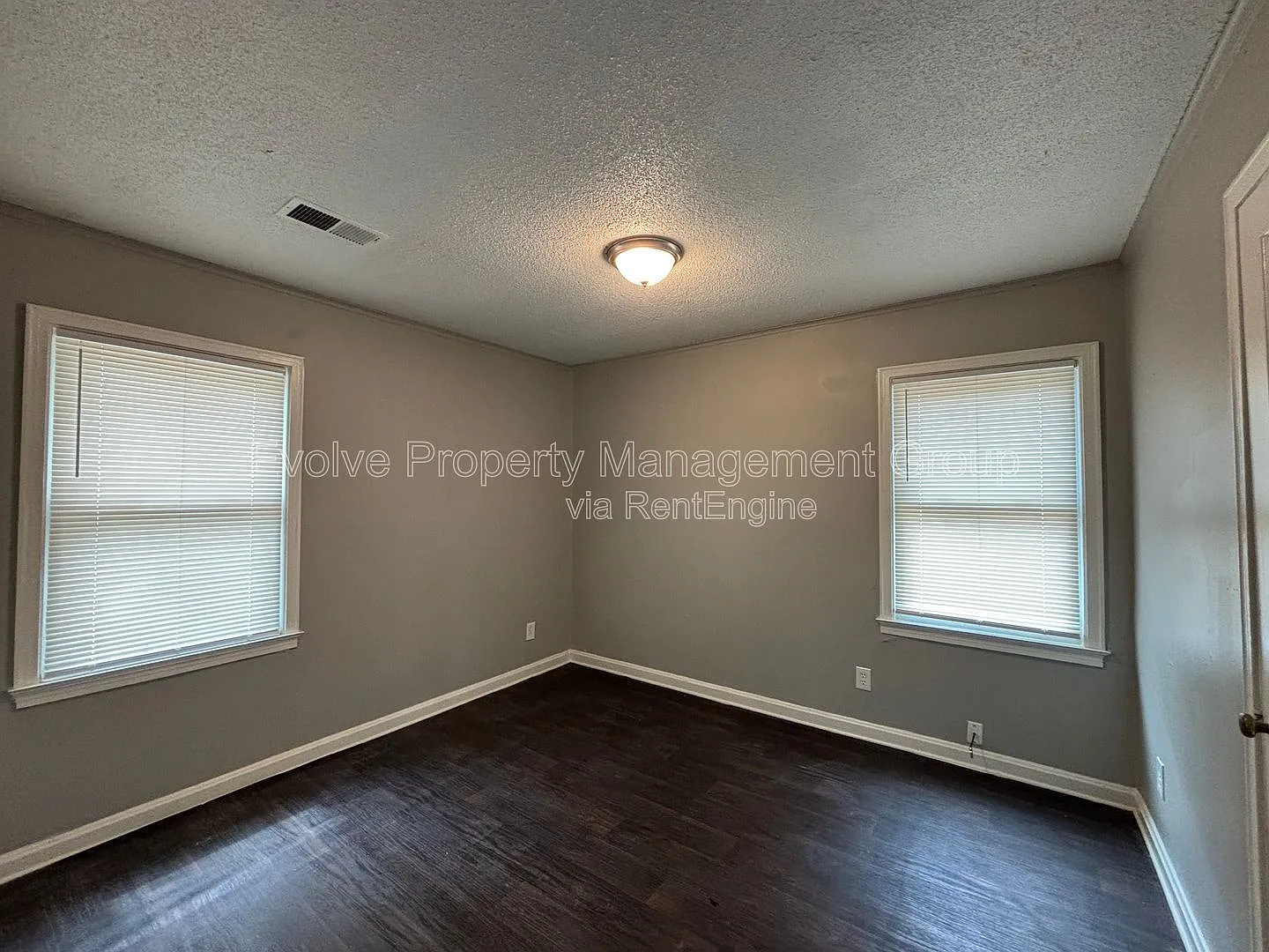 3 bed, 1.0 bath, 1051 sqft, $1,095 — Photo 1