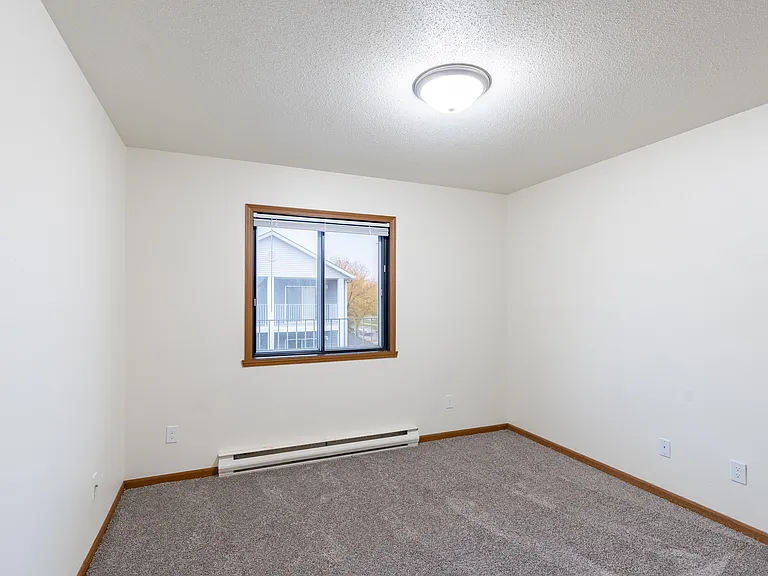 Fargo, ND Flagstone Apartments | 21B | Bedroom