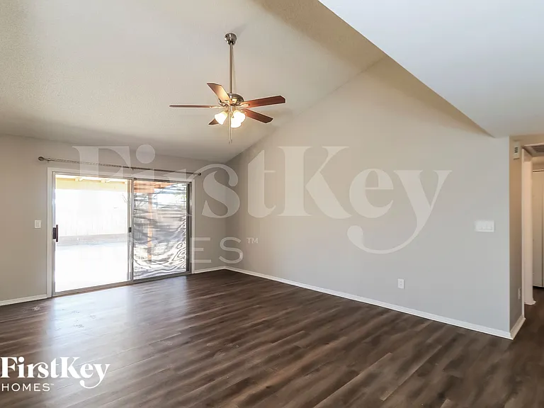 8603 W Diana Ave — Photo 2