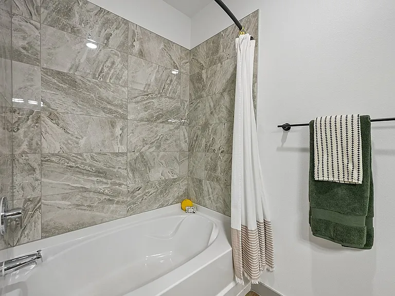 Tub/Bathroom