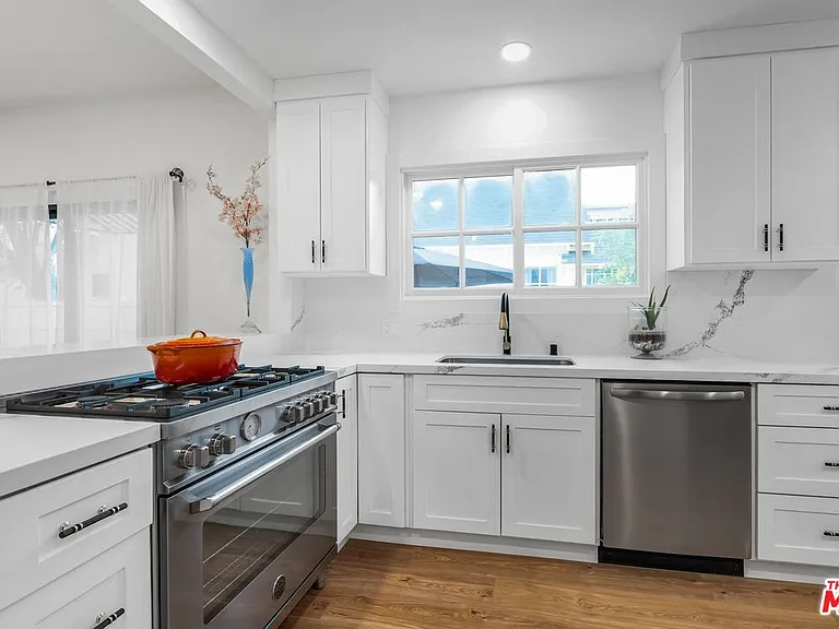 653 W Knoll Dr — Photo 14