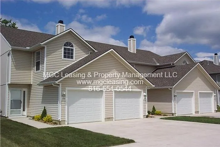 3 bed, 2.5 bath, 1450 sqft, $1,385 — Photo 1