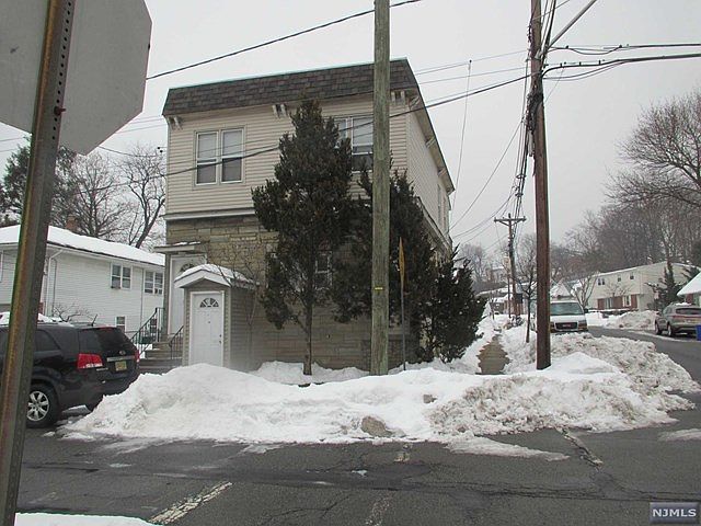 1st image of 308 Gaston Ave Floor 1
