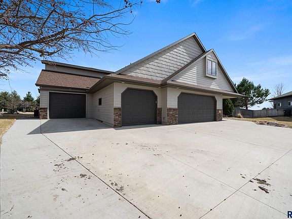 2nd image of 7624 S Courtyard Cir