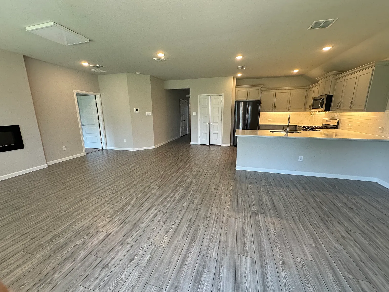 4 bed, 1800 sqft, $2,300 — Photo 2