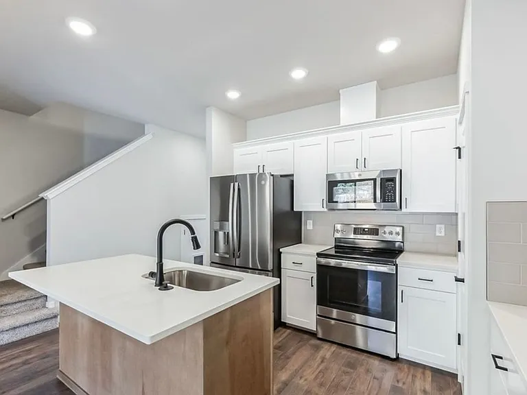 907 E 4th St — Photo 13