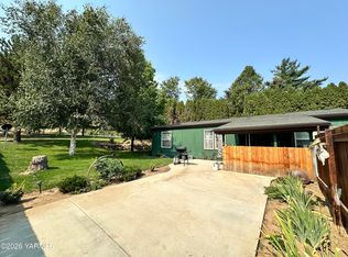 30 Golden Ln, Yakima, WA 98908