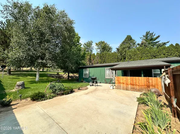 30 Golden Ln, Yakima, WA 98908