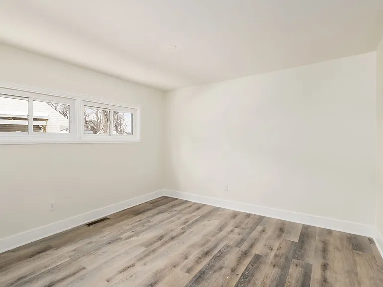 565 Virginia Cir W — Photo 12