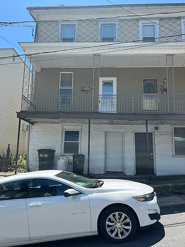 904 E Clay St Photo 1