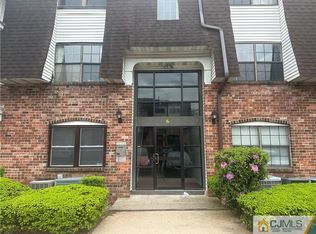 602 Green Hollow Dr, Iselin, NJ 08830
