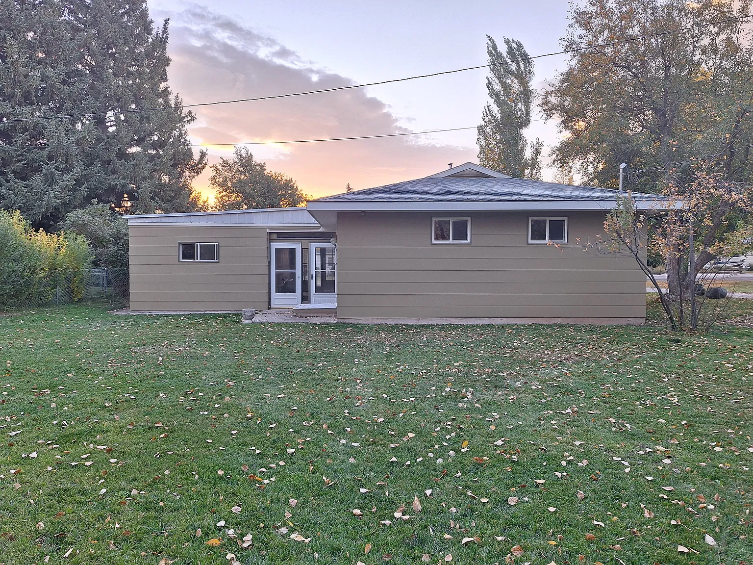 3 bed, 1.5 bath, 1296 sqft, $2,000 — Photo 1